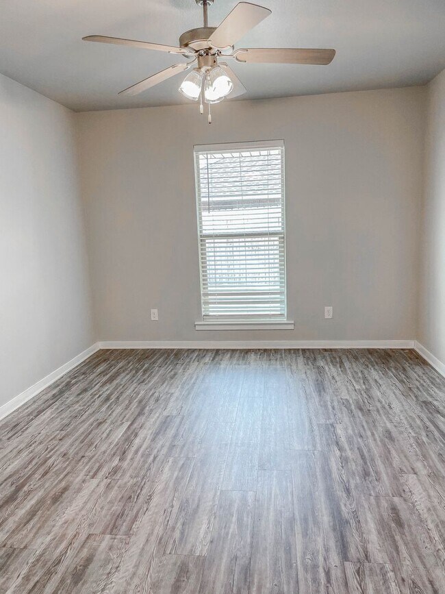 Building Photo - 2115 N Texas Ave