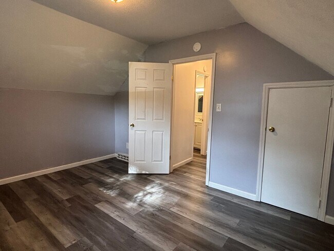 Building Photo - Charming single family home on a cul-de-sac that accepts vouchers