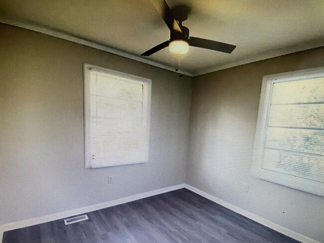Building Photo - 3 bedroom 1 Bathroom