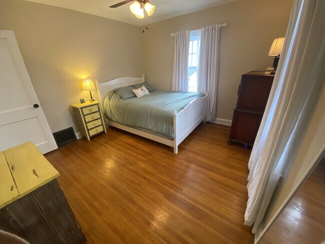 Building Photo - 930 E 56th St