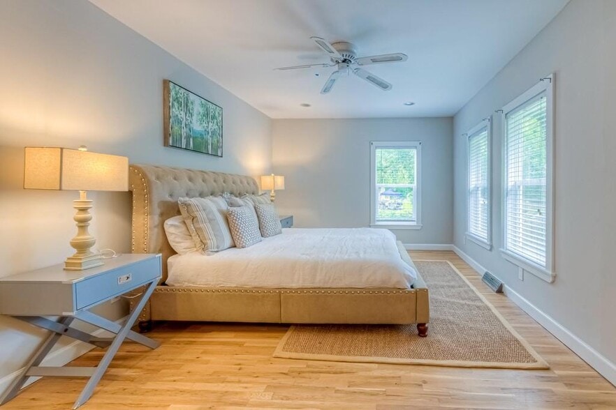 Spacious Master bedroom, plenty of room for a king sized bed and dresser - 408 Woodland Shores Rd