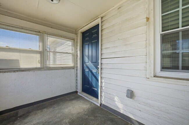 Building Photo - GORGEOUSLY REMODELED 2 BED HOUSE FOR RENT IN HAMPTON!