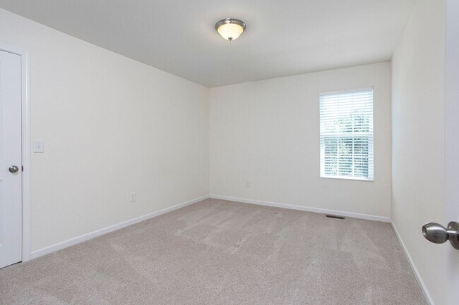 Building Photo - Beautiful 4 Bedroom Home with Fenced in Yard! Located in the Summerdale Neighborhood-Fuquay Varin...