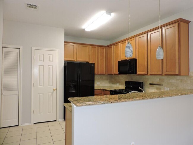 Building Photo - 9201 Brodie Ln