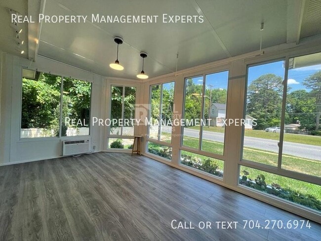 Building Photo - 2243 Shamrock Dr