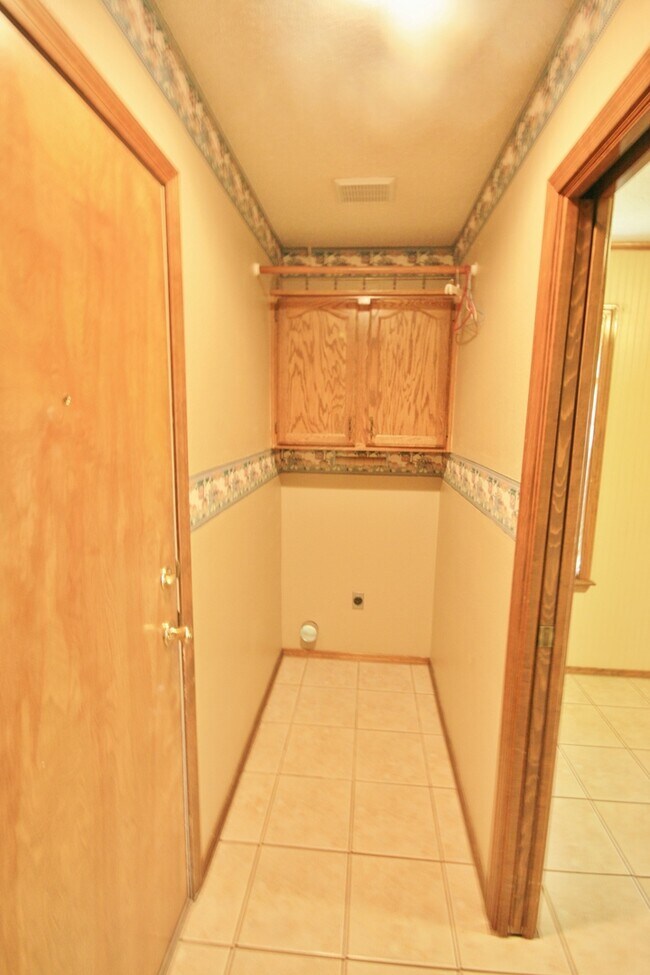 Building Photo - Zia Elementary, Hardwood Floors, Pets ok  ...