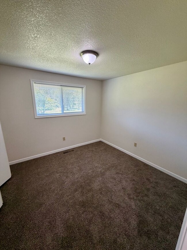 Building Photo - Newly Renovated Riverfront 3BR House - Available Now