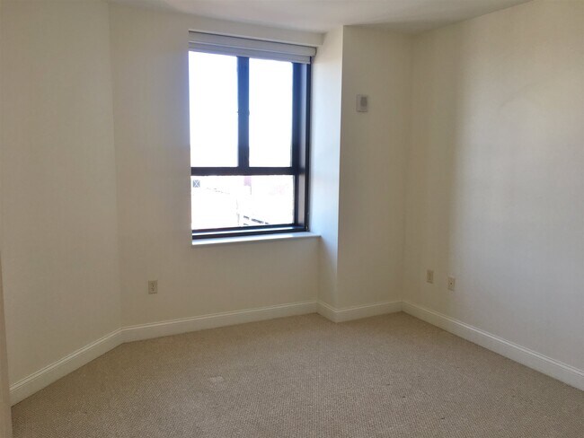 Building Photo - 875 Elm St
