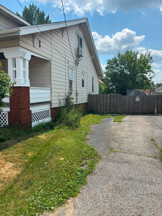 Building Photo - 3611 Buechner Ave