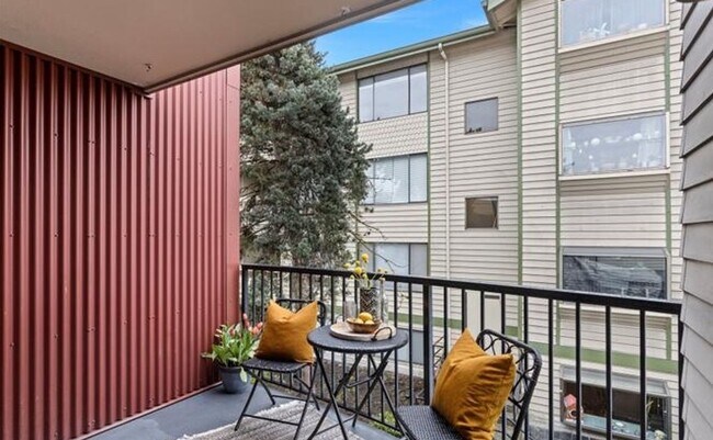 Building Photo - Bright Top-Floor Condo Near Northgate & Green Lake