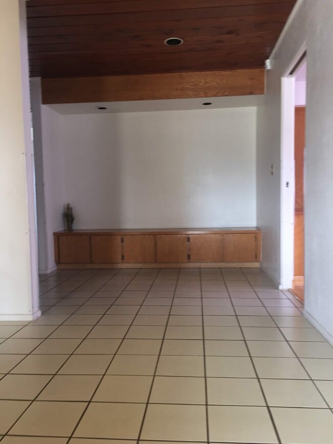 Building Photo - 98-673  KAAHELE STREET
