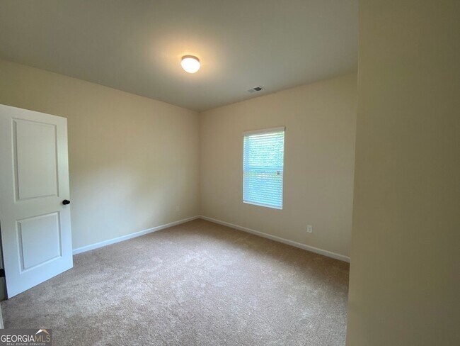 Building Photo - 5595 Mirror Lake Dr