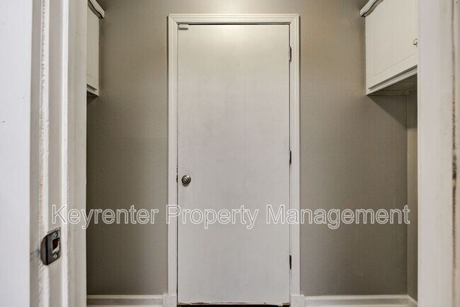 Building Photo - 1120 Kings Ct