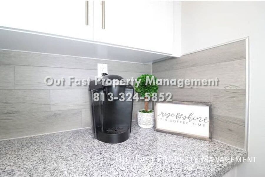 Building Photo - 3001 E Flora St