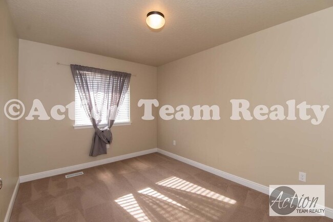 Building Photo - Townhome in Lehi