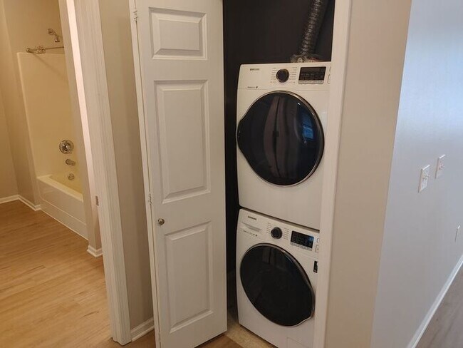 Building Photo - $1,550 | 2 Bedroom, 2 Bathroom Condo | No ...