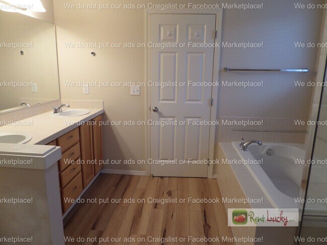 Building Photo - Meticulously Maintained 4-Bedroom Home in Sought-After Bothell Location!