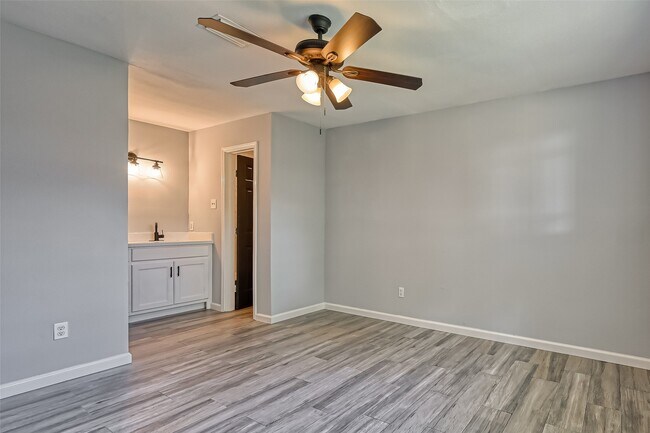 Building Photo - 8623 Valley Forest Dr