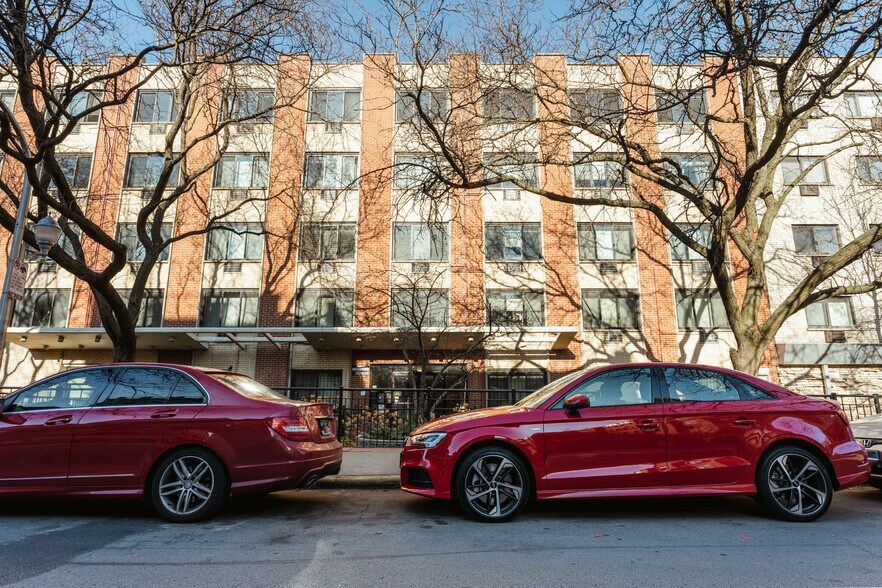 Building Photo - 540 W Roscoe St