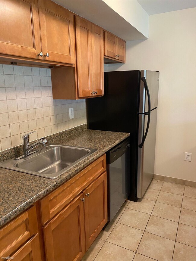 Building Photo - 3 br, 1.5 bath Condo - 6301 Hil Mar Dr Unit 1
