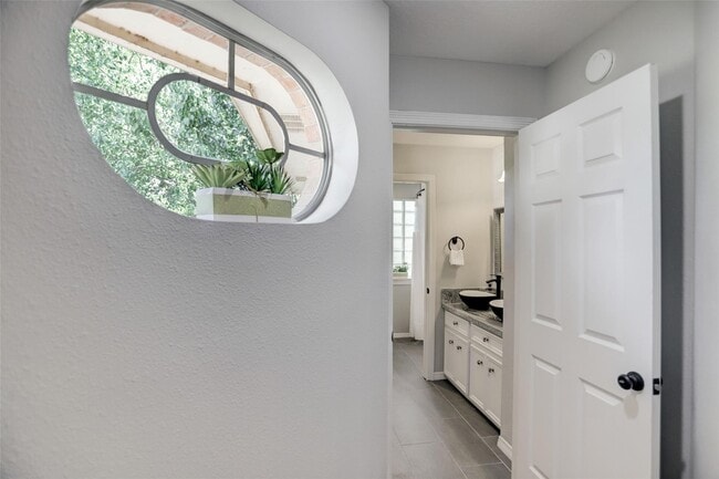 Building Photo - 112 Harbour Town Dr