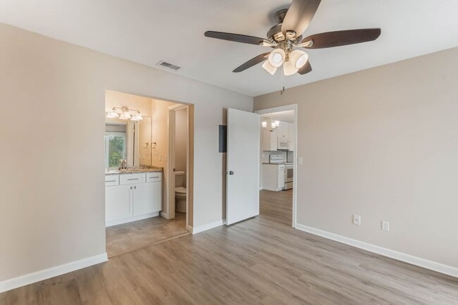 Building Photo - Beautiful LAKEFRONT Condo in Lake Mary ~ New Kitchen, New Flooring, Gated Community!