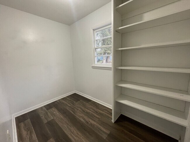 Building Photo - 1 Bedroom Home - Washer-Dryer Included!