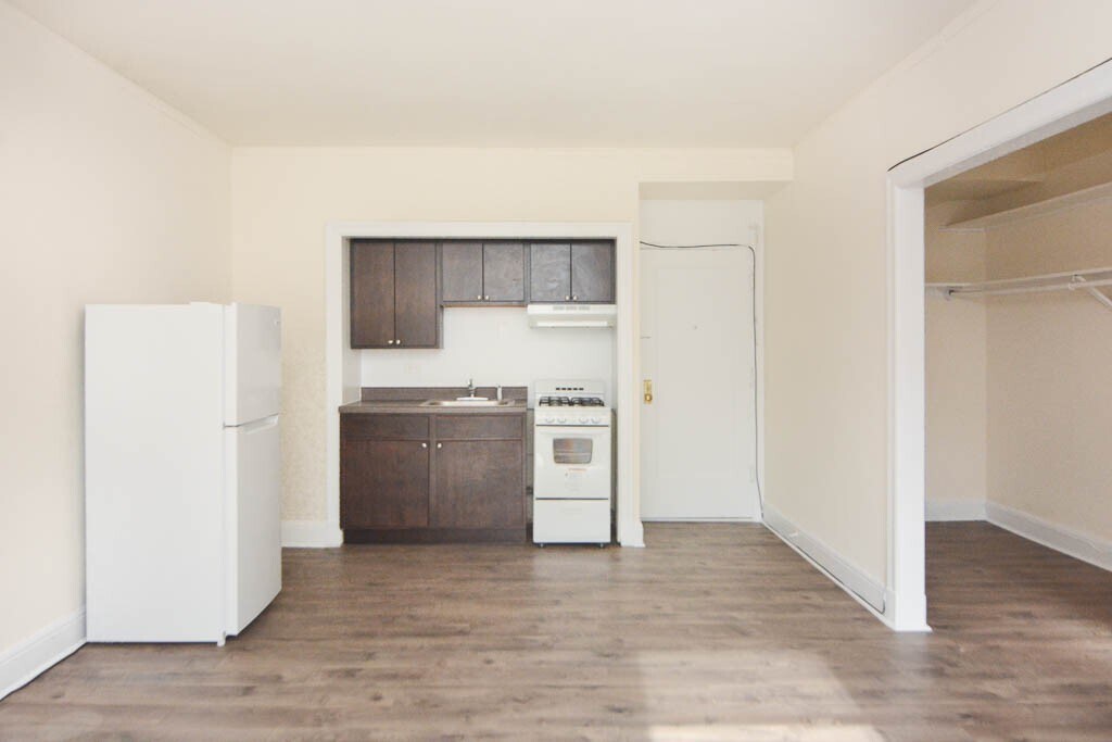 Building Photo - 3335 W Diversey Ave
