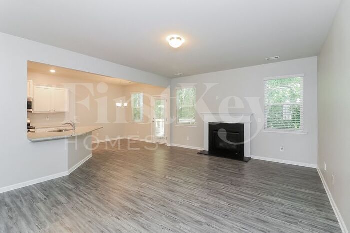 Building Photo - 305 Pinewood Dr