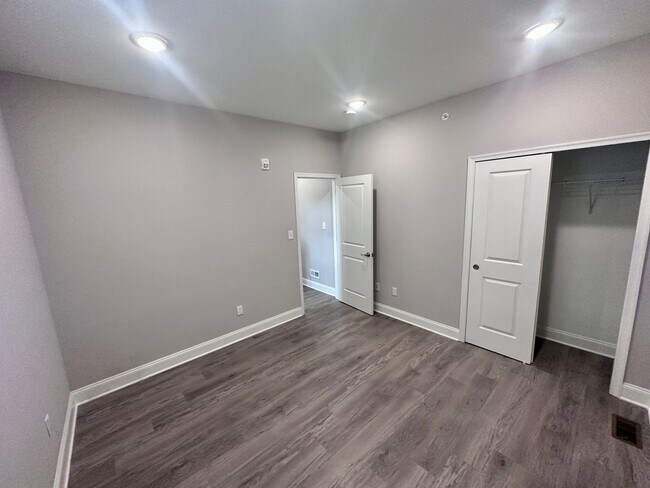 Building Photo - 1530 N Sydenham St