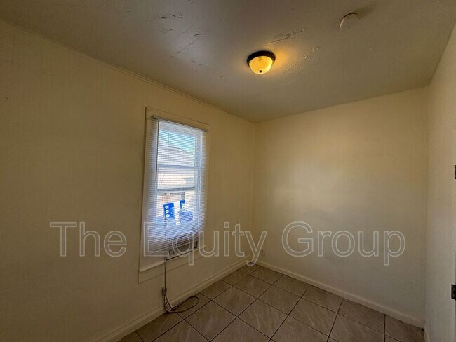 Building Photo - 326 S L St