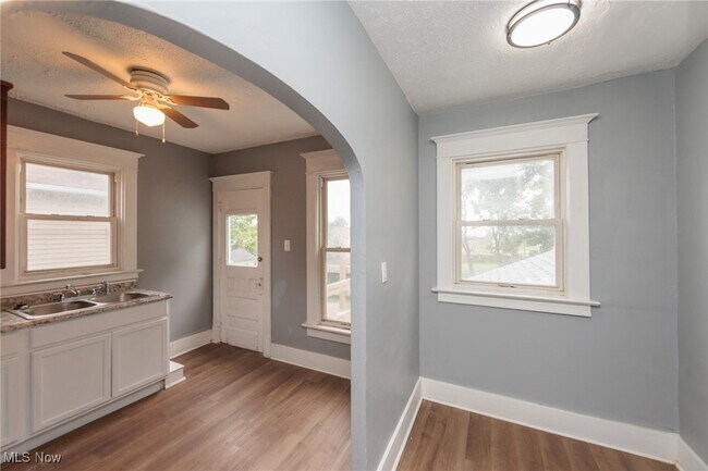 Building Photo - 1226 W Erie Ave