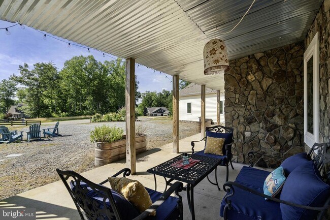 Building Photo - 120 Shady Oaks Ln