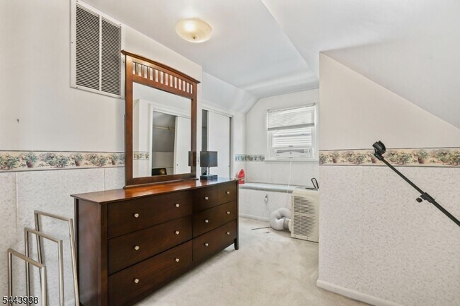 Building Photo - 57 Ivanhoe Ter
