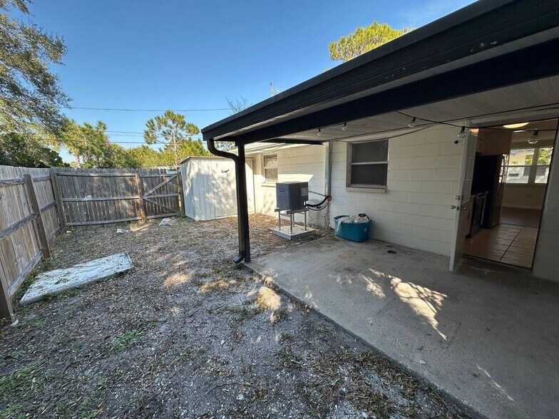 Building Photo - 453 90th Ave N