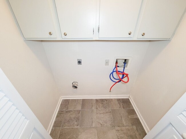 Building Photo - Two Bedroom Condo Near Med Center!