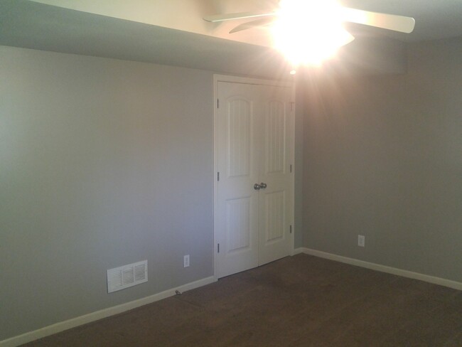 Building Photo - Large 5 bedroom raised ranch
