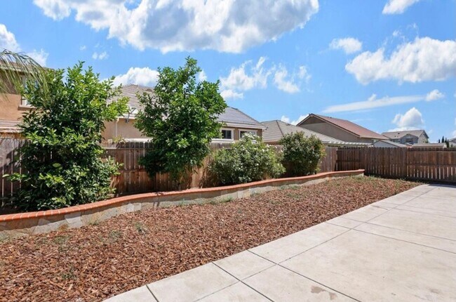 Building Photo - Beautiful 5 Bedroom, 3 Bath Tracy Home / B...