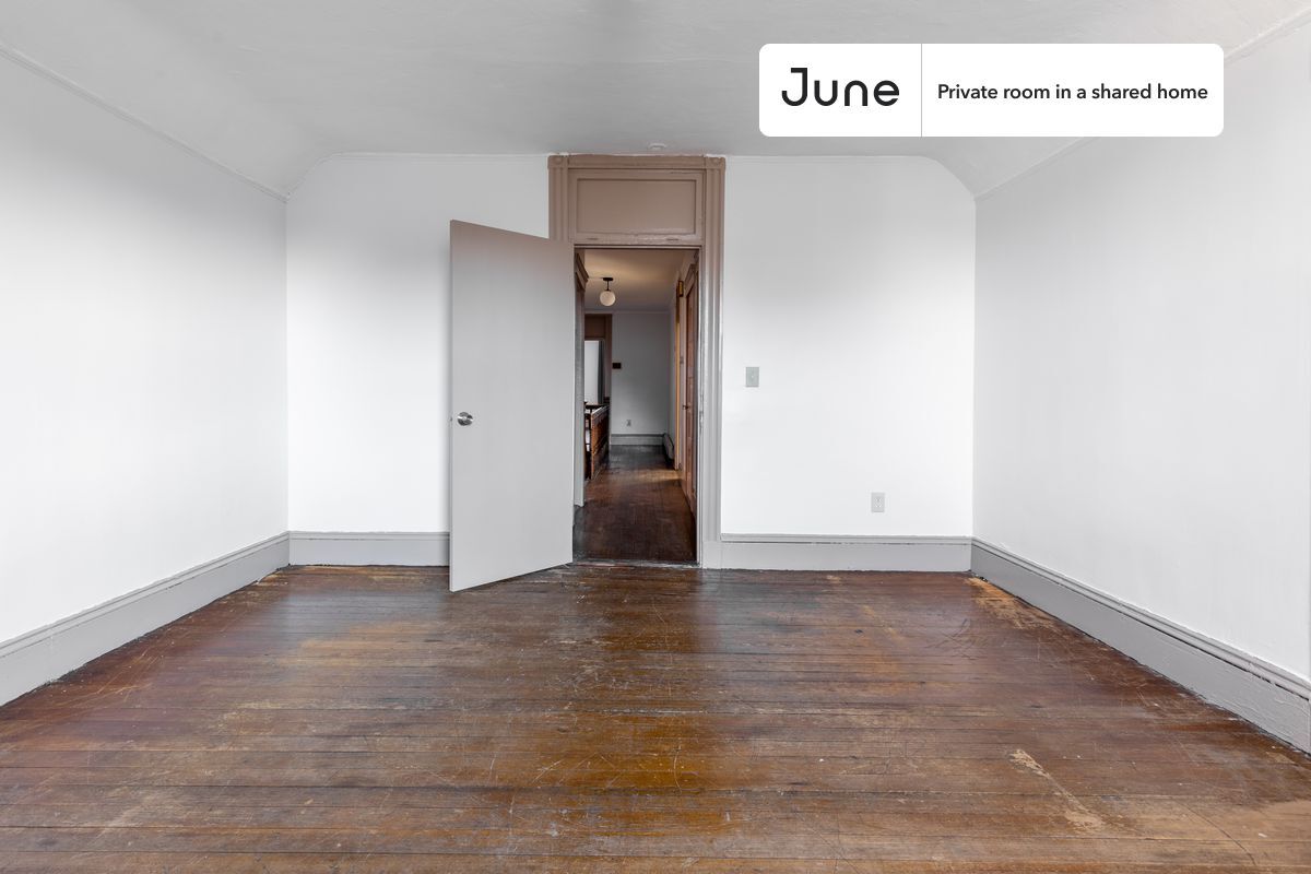 Building Photo - Private bedroom in 3 bed/1 bath Home