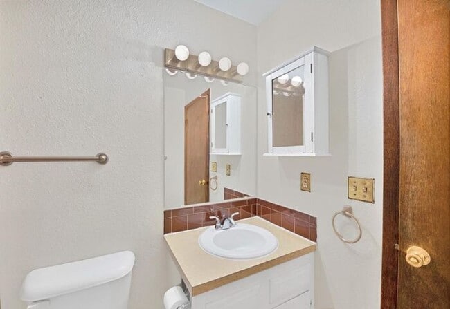 Building Photo - Charming 2-Bed Condo Near CMU & St. Mary’s...