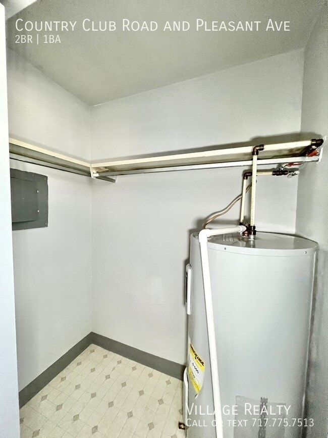 Building Photo - 605 Country Club Rd