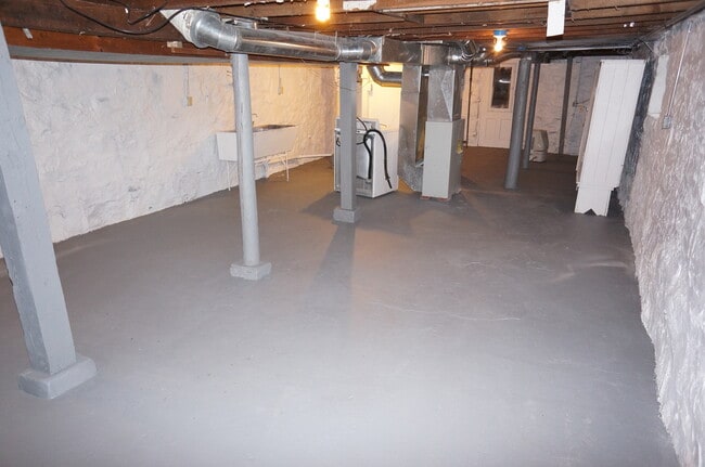 Building Photo - AVAILABLE AUGUST - 2 BED 1 BATH