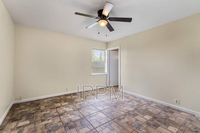 Building Photo - 914 Carrol Ave