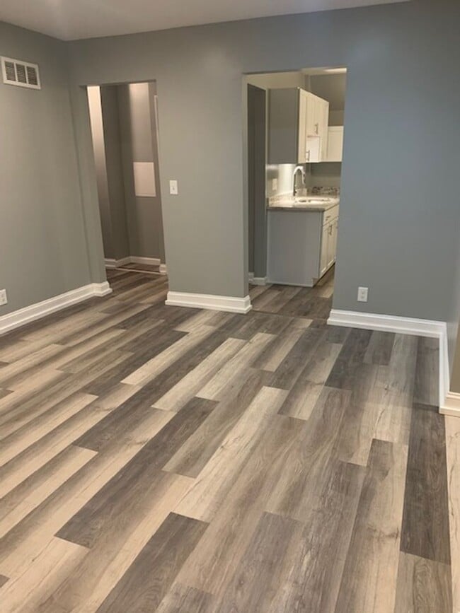 Building Photo - Utilities Included in this Upper Unit Dupl...