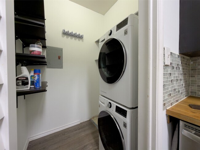 Building Photo - 6500 Harbor Town Dr