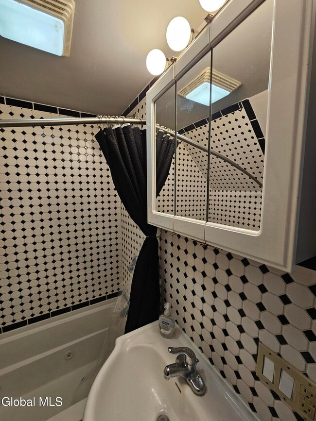 Building Photo - 51 Sacandaga Rd