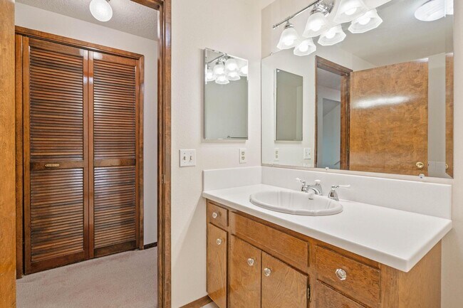 Building Photo - Spacious, well-cared for 4-bdrm/3-bath split-level—Family/laundry rooms, backyard, garage