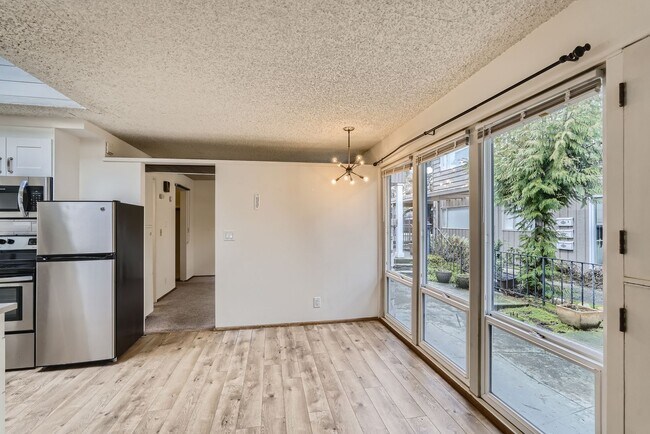 Building Photo - Amazing Open-Concept 1 Bedroom with Skylight in the Heart of Madison Park!