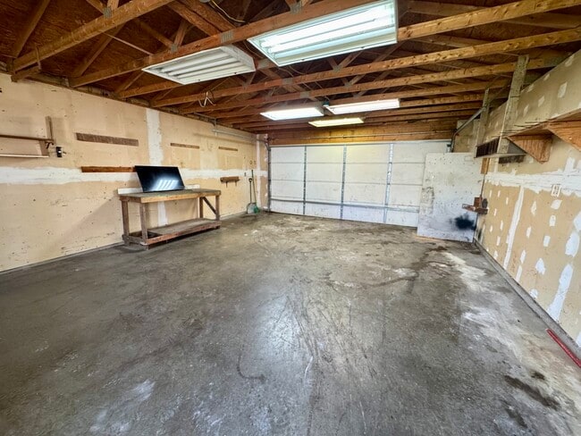 Building Photo - 1341 W 4th St