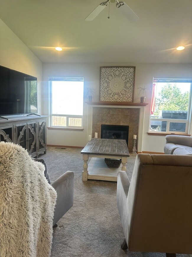 Building Photo - Beautiful 3 bedroom 2 bathroom